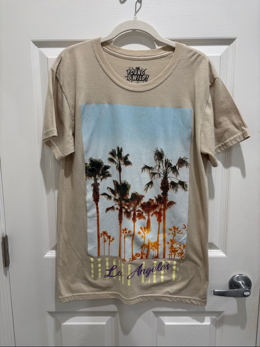 💥3 for $10💥 Young & Wild Graphic Tee Beige with Blue/Orange Palm Tree Print Sz M